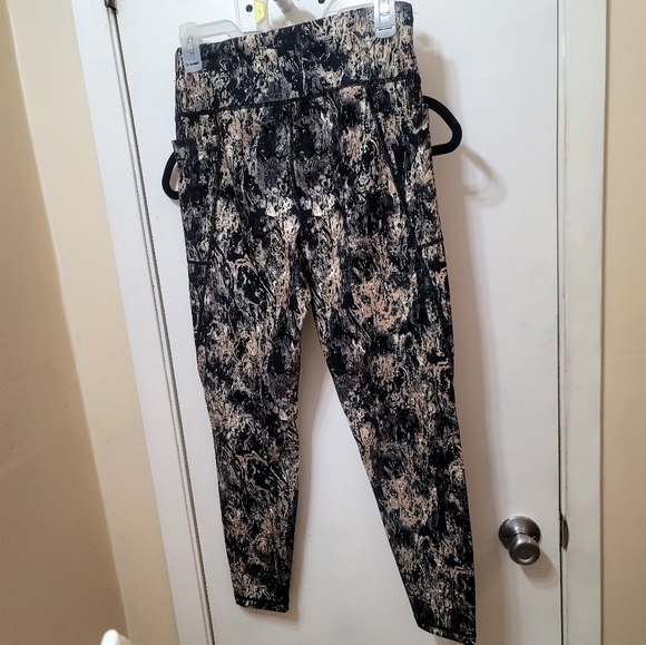 BOGO🌟 Cropped Leggings - Picture 2 of 8